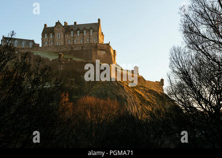 Das Edinburgh Castle im Morgen, goldenes Licht Stockfoto