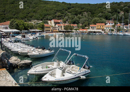 Stadt und Hafen von Kioni, Insel Ithaka, Griechenland Stockfoto