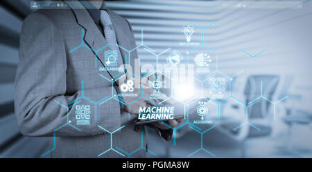 Machine Learning Technology Diagramm mit künstlicher Intelligenz (KI), neuronales Netz, Automatisierung, Data Mining im VR-Bildschirm. Geschäftsmann hand mit Tablet Stockfoto