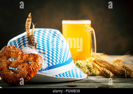 Bierkrüge und Brezeln auf einem Holztisch. Oktoberfest. Beer Festival. Stockfoto