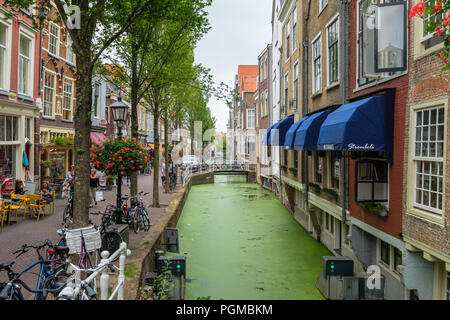 Restaurants, Einkaufsmöglichkeiten und Touristen Grachtenhäuser Delft, Niederlande. Stockfoto