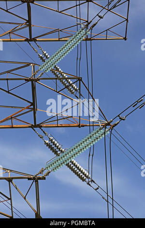 Detail einer britischen Strom Pylon mit Glas und keramische Isolator Abschnitte. Stockfoto