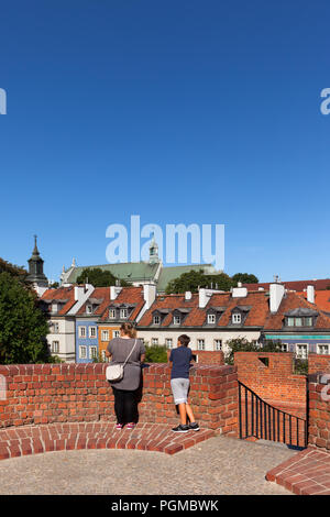Blick von der Mauer in der Altstadt mit der Neustadt in der Stadt Warschau, Polen Stockfoto