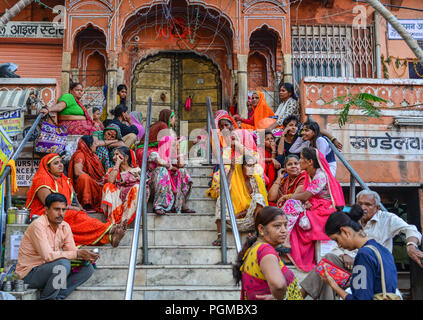 Jaipur, Indien - Nov 1, 2017. Indische Menschen in bunten Trachten auf der Straße an der Pink City in Jaipur, Indien. Stockfoto