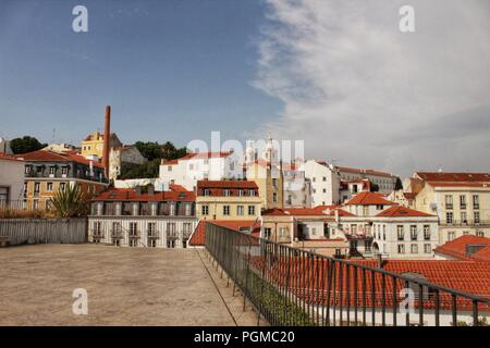 Lissabon, Portugal - Juni 1, 2018: Blick auf Lissabon Stadt unter blauen Himmel am Morgen aus der Sicht. Stockfoto