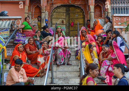 Jaipur, Indien - Nov 1, 2017. Indische Menschen in bunten Trachten auf der Straße an der Pink City in Jaipur, Indien. Stockfoto