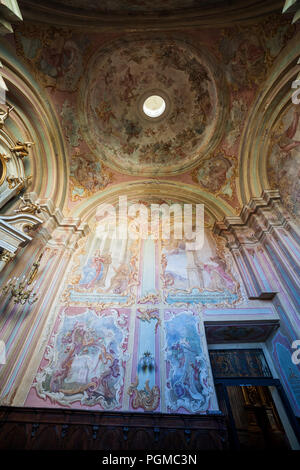 St. Anna Kirche Seite Kapelle mit barocken Fresken an der Wand und Decke mit Kuppel in Warschau, Polen Stockfoto