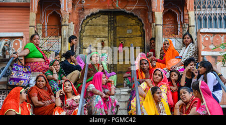 Jaipur, Indien - Nov 1, 2017. Indische Menschen in bunten Trachten auf der Straße an der Pink City in Jaipur, Indien. Stockfoto