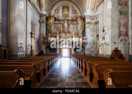 Saint Anne Innenraum der Kirche in Warschau, Polen, Blick auf die barocken Orgeln Stockfoto