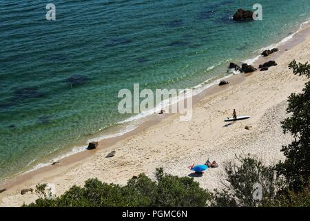 Das kristallklare Wasser des Galapinhos Strand zwischen Bergen in Portugal Stockfoto