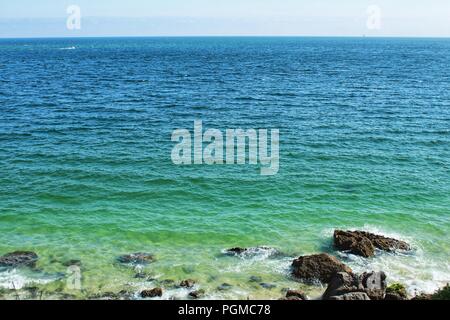 Das kristallklare Wasser des Galapinhos Strand zwischen Bergen in Portugal Stockfoto