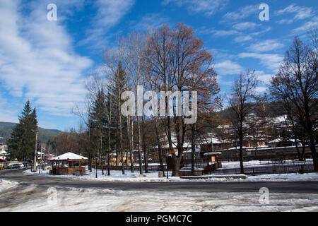 KOPRIVSHTITSA, Bulgarien - Dezember 13, 2013: Winter Blick auf Straße in der historischen Stadt Koprivshtitsa, Region Sofia, Bulgarien Stockfoto