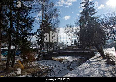 KOPRIVSHTITSA, Bulgarien - Dezember 13, 2013: Winter Blick auf Straße in der historischen Stadt Koprivshtitsa, Region Sofia, Bulgarien Stockfoto