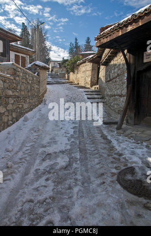 KOPRIVSHTITSA, Bulgarien - Dezember 13, 2013: Winter Blick auf Straße in der historischen Stadt Koprivshtitsa, Region Sofia, Bulgarien Stockfoto