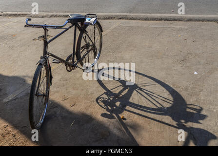 Altes Fahrrad auf der Straße an einem sonnigen Tag in Jaipur, Indien. Stockfoto