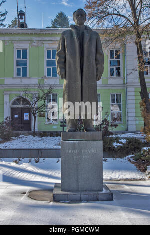 KOPRIVSHTITSA, Bulgarien - Dezember 13, 2013: Anton Iwanow Monument, das sich in der historischen Stadt Koprivshtitsa, Region Sofia, Bulgarien Stockfoto