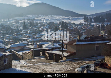 KOPRIVSHTITSA, Bulgarien - Dezember 13, 2013: Panoramablick auf die historische Stadt Koprivshtitsa, Region Sofia, Bulgarien Stockfoto