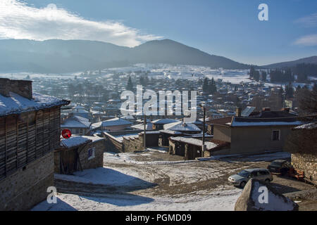 KOPRIVSHTITSA, Bulgarien - Dezember 13, 2013: Panoramablick auf die historische Stadt Koprivshtitsa, Region Sofia, Bulgarien Stockfoto