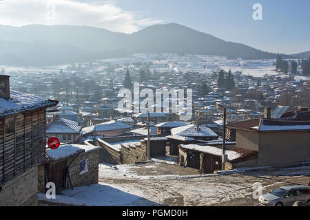 KOPRIVSHTITSA, Bulgarien - Dezember 13, 2013: Panoramablick auf die historische Stadt Koprivshtitsa, Region Sofia, Bulgarien Stockfoto