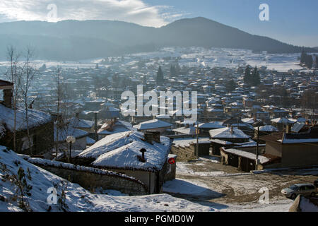 KOPRIVSHTITSA, Bulgarien - Dezember 13, 2013: Panoramablick auf die historische Stadt Koprivshtitsa, Region Sofia, Bulgarien Stockfoto