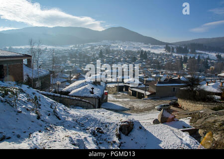 KOPRIVSHTITSA, Bulgarien - Dezember 13, 2013: Panoramablick auf die historische Stadt Koprivshtitsa, Region Sofia, Bulgarien Stockfoto