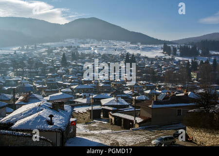 KOPRIVSHTITSA, Bulgarien - Dezember 13, 2013: Panoramablick auf die historische Stadt Koprivshtitsa, Region Sofia, Bulgarien Stockfoto