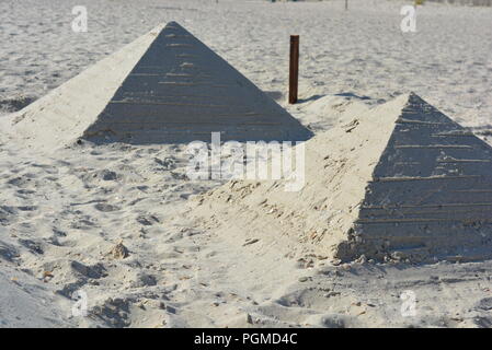 Am Strand am Schwarzen Meer wurden tagsüber zwei Pyramiden aus weißem Sand und Muscheln gebaut. Stockfoto