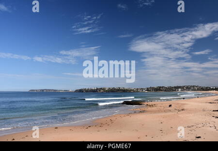 Anzeigen von Dee Why Beach (Sydney, Australien) auf einem sonnigen, aber kalten Tag im Winter. Stockfoto