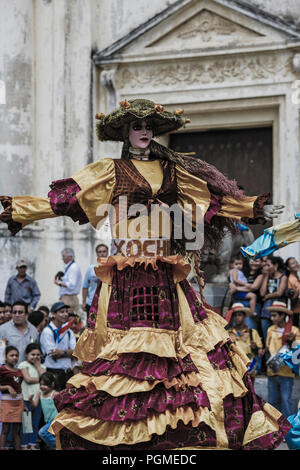 La Gigantona riesige Marionette Tänzer in Leon, Nicaragua durchführen Stockfoto