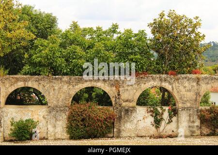 Alte mittelalterliche Stein Aquädukt in der Nähe von Obidos, Portugal Stockfoto