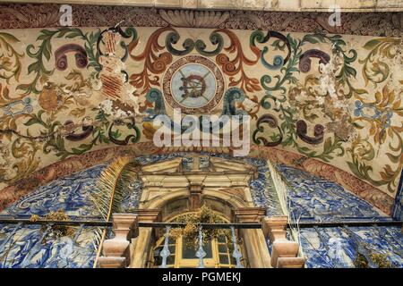 Schöne alte bemalte und geflieste Fassade in Obidos, Portugal Stockfoto