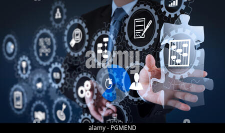 AR virtuellen Bildschirm Armaturenbrett mit Projektmanagement mit Symbolen für Planung, Budgetierung, Kommunikation. Geschäftsmann Hand zeigt Licht und Puzzle partner Stockfoto