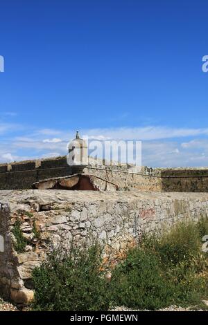 Wachturm der Festung am Strand im Dorf von Peniche, Portugal, unter blauem Himmel im Frühjahr Stockfoto