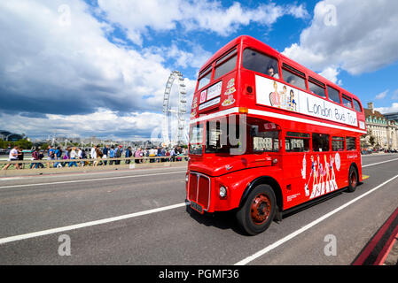 London Bustour, roter Routemaster Bus. Brigit's Afternoon Tea an Bord eines Londoner Busses. Westminster Bridge Road mit London Eye, Millennium Wheel Stockfoto