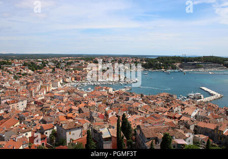 Blick vom Kirchturm der Hl. Euphemia Kirche, Rovinj (rovigno), Istrien, Kroatien mit Blick auf Hafen und die Dächer der umliegenden Häuser. Stockfoto