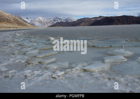 Gefrorene Oberfläche des Pangong Tso Sees in Ladakh, Indien Stockfoto