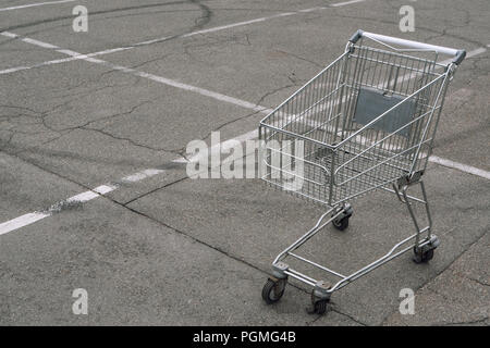 Warenkorb ohne Produkte waren leer auf Parkplatz in der Nähe von Shopping Markt store Mall. Viel Platz kopieren Stockfoto
