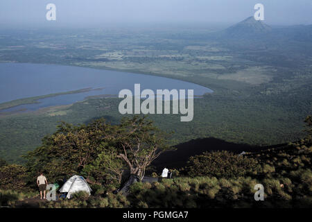 Camping auf dem Vulkan Momotombo mit dem Managua-See unten in Nicaragua, Mittelamerika Stockfoto