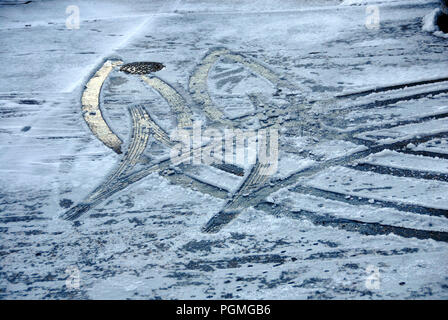 Reifen Spuren in dünnen Schneedecke Aufnahme, an dem das Fahrzeug umgedreht Stockfoto