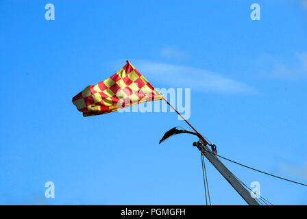 Rot und Gelb karierte Flagge auf Kirmes Stockfoto