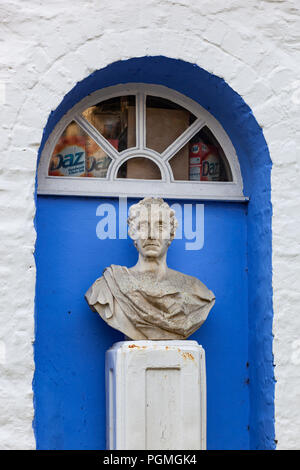 Römische Büste in einer Nische in Portmeirion, Wales ausgeblendet Stockfoto