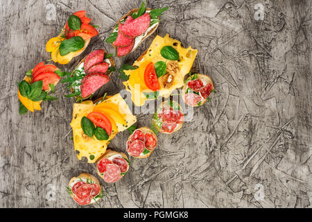 Mini Sandwiches essen. Brushetta oder authentische traditionelle spanische Tapas zum Mittag- Tabelle. Leckerer Snack, Vorspeise, auf Party oder Picknick zeit Antipasti. Ansicht von oben Stockfoto