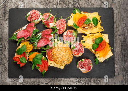 Mini Sandwiches essen. Brushetta oder authentische traditionelle spanische Tapas zum Mittag- Tabelle. Leckerer Snack, Vorspeise, auf Party oder Picknick zeit Antipasti. Ansicht von oben Stockfoto