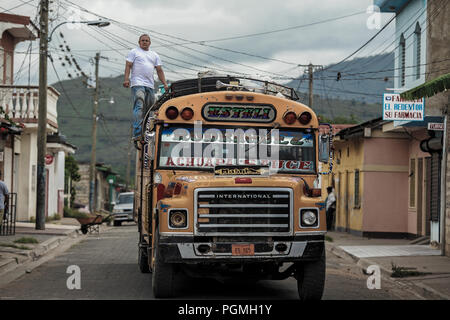 Der alte nordamerikanische Schulbus wurde als öffentlicher Nahverkehr in Nicaragua, Mittelamerika, umgestaltet Stockfoto