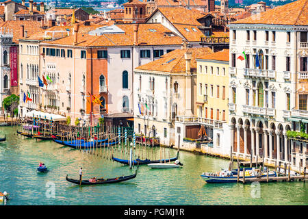 Eine Luftaufnahme des berühmten Grand Canal mit Gondeln vor Hotels und farbigen Gebäuden in Venedig, Italien Stockfoto