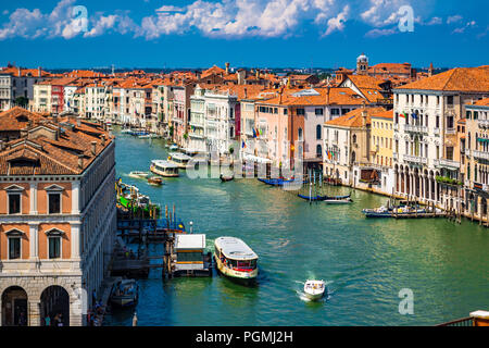 Der sehr geschäftige Canal Grande in Venedig, Italien. Aus einer Luftperspektive aufgenommen. Stockfoto