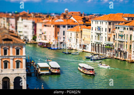Eine Luftaufnahme des berühmten Grand Canal mit Vaporettos und farbigen Gebäuden in Venedig, Italien Stockfoto