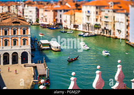Der sehr geschäftige Canal Grande in Venedig, Italien. Aus einer Luftperspektive aufgenommen Stockfoto