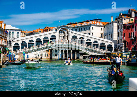 Die berühmte Rialtobrücke, auch bekannt als Ponte di Rialto und eine Gondel auf dem Canal Grande in Venedig, Italien Stockfoto