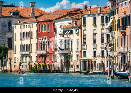 Farbenfrohes Gebäude am Canale Grande in Venedig, Italien Stockfoto